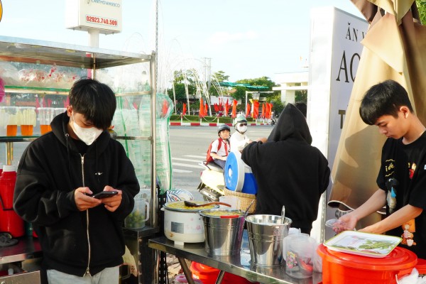 Độc lạ miền Tây: Bầy ong là khách quen quán tàu hũ nóng Cần Thơ