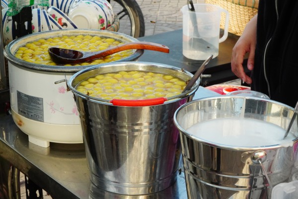 Độc lạ miền Tây: Bầy ong là khách quen quán tàu hũ nóng Cần Thơ