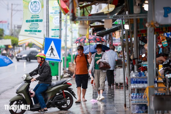 'Đừng để người ở xa về phiền lòng': Hàng quán Tắc Sậy giữ giá đón khách hành hương