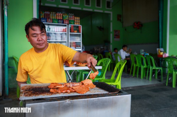 'Đừng để người ở xa về phiền lòng': Hàng quán Tắc Sậy giữ giá đón khách hành hương
