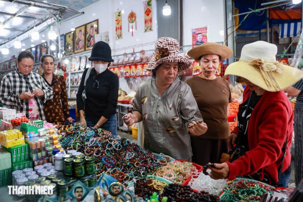 'Đừng để người ở xa về phiền lòng': Hàng quán Tắc Sậy giữ giá đón khách hành hương