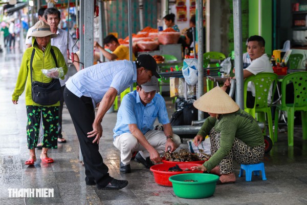 'Đừng để người ở xa về phiền lòng': Hàng quán Tắc Sậy giữ giá đón khách hành hương