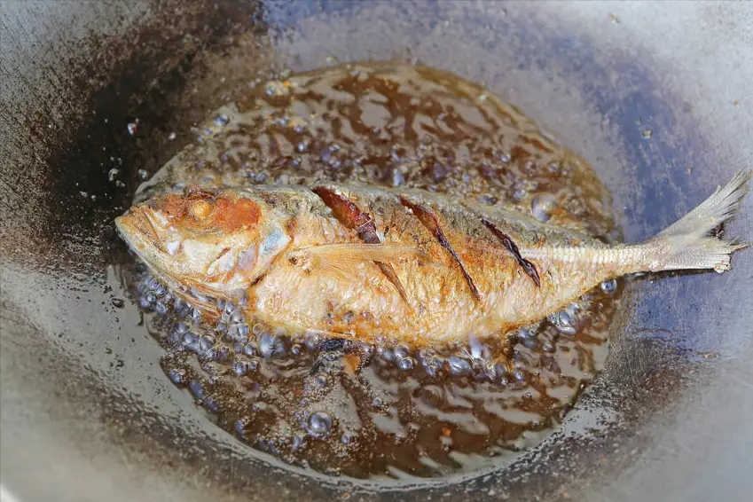 Đừng tẩm bột hay rắc muối, đây mới là cách rán cá không dính chảo Đừng tẩm bột hay rắc muối, đây mới là cách rán cá không dính chảo