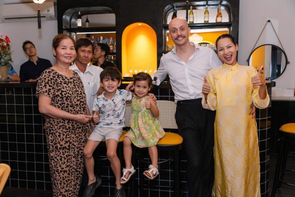 Ông Tây mở nhà hàng Việt 'view triệu đô' ở TP.HCM, 95% khách là người nước ngoài Ông Tây mở nhà hàng Việt 'view triệu đô' ở TP.HCM, 95% khách là người nước ngoài