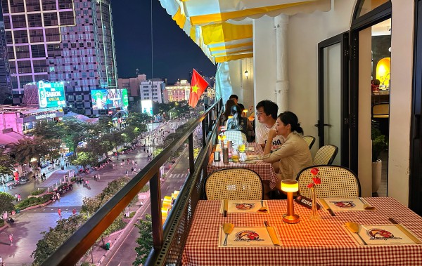 Ông Tây mở nhà hàng Việt 'view triệu đô' ở TP.HCM, 95% khách là người nước ngoài Ông Tây mở nhà hàng Việt 'view triệu đô' ở TP.HCM, 95% khách là người nước ngoài