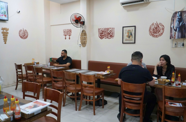 Ông chủ người Ai Cập mở quán ở TP.HCM, khách Trung Đông tìm thấy hương vị quê nhà Ông chủ người Ai Cập mở quán ở TP.HCM, khách Trung Đông tìm thấy hương vị quê nhà