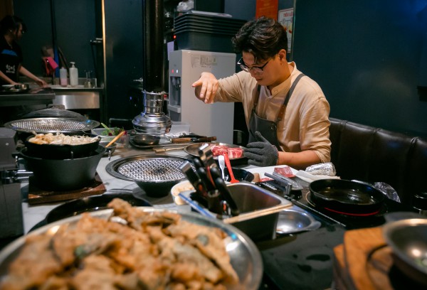 Ông chủ quán ăn Hàn Quốc biết ơn lòng tốt của người Việt, xem nhân viên như gia đình
