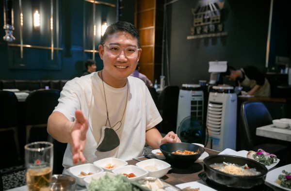 Ông chủ quán ăn Hàn Quốc biết ơn lòng tốt của người Việt, xem nhân viên như gia đình