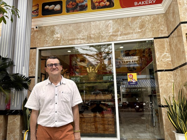 Ông chủ tiệm bánh người Pháp: Nụ cười người Việt cùng tình yêu cho bánh mì