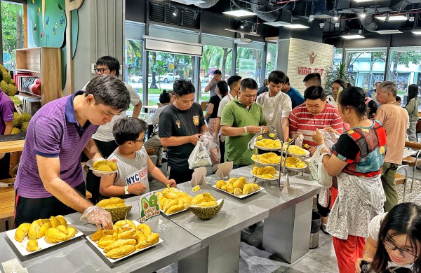 Ùn ùn khách kéo đến buffet sầu riêng ở TP.HCM ngày đầu: Cửa hàng tăng thêm 2 tấn Ùn ùn khách kéo đến buffet sầu riêng ở TP.HCM ngày đầu: Cửa hàng tăng thêm 2 tấn