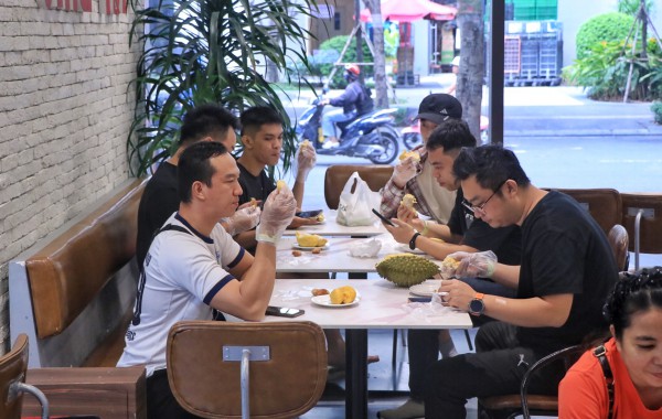 Ùn ùn khách kéo đến buffet sầu riêng ở TP.HCM ngày đầu: Cửa hàng tăng thêm 2 tấn Ùn ùn khách kéo đến buffet sầu riêng ở TP.HCM ngày đầu: Cửa hàng tăng thêm 2 tấn
