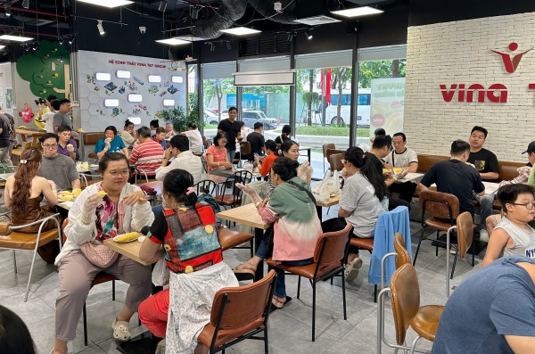 Ùn ùn khách kéo đến buffet sầu riêng ở TP.HCM ngày đầu: Cửa hàng tăng thêm 2 tấn Ùn ùn khách kéo đến buffet sầu riêng ở TP.HCM ngày đầu: Cửa hàng tăng thêm 2 tấn