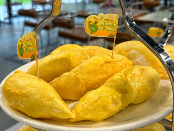 Ùn ùn khách kéo đến buffet sầu riêng ở TP.HCM ngày đầu: Cửa hàng tăng thêm 2 tấn Ùn ùn khách kéo đến buffet sầu riêng ở TP.HCM ngày đầu: Cửa hàng tăng thêm 2 tấn