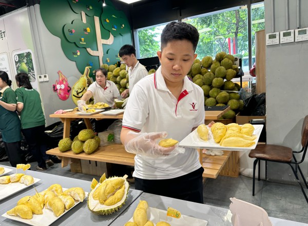 Ùn ùn khách kéo đến buffet sầu riêng ở TP.HCM ngày đầu: Cửa hàng tăng thêm 2 tấn Ùn ùn khách kéo đến buffet sầu riêng ở TP.HCM ngày đầu: Cửa hàng tăng thêm 2 tấn