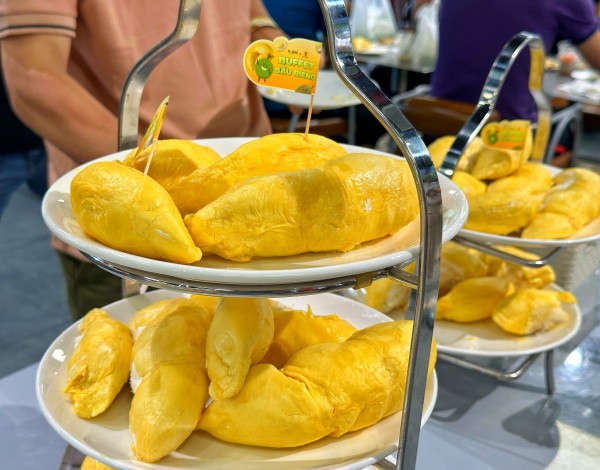 Ùn ùn khách kéo đến buffet sầu riêng ở TP.HCM ngày đầu: Cửa hàng tăng thêm 2 tấn Ùn ùn khách kéo đến buffet sầu riêng ở TP.HCM ngày đầu: Cửa hàng tăng thêm 2 tấn