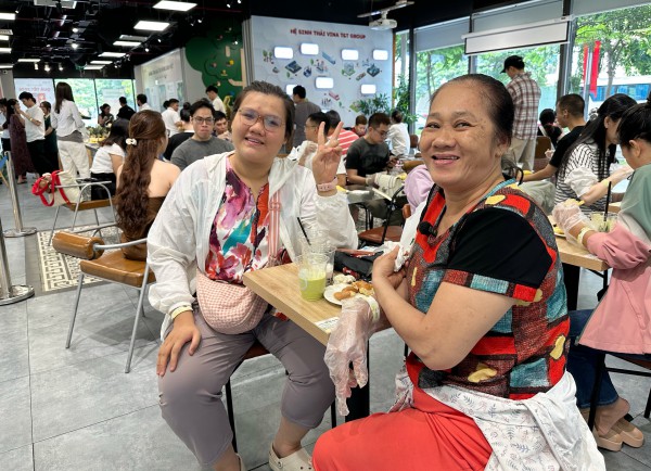 Ùn ùn khách kéo đến buffet sầu riêng ở TP.HCM ngày đầu: Cửa hàng tăng thêm 2 tấn Ùn ùn khách kéo đến buffet sầu riêng ở TP.HCM ngày đầu: Cửa hàng tăng thêm 2 tấn