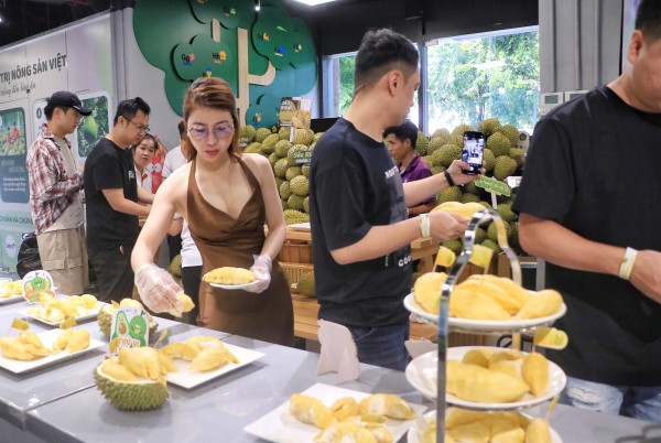 Ùn ùn khách kéo đến buffet sầu riêng ở TP.HCM ngày đầu: Cửa hàng tăng thêm 2 tấn Ùn ùn khách kéo đến buffet sầu riêng ở TP.HCM ngày đầu: Cửa hàng tăng thêm 2 tấn