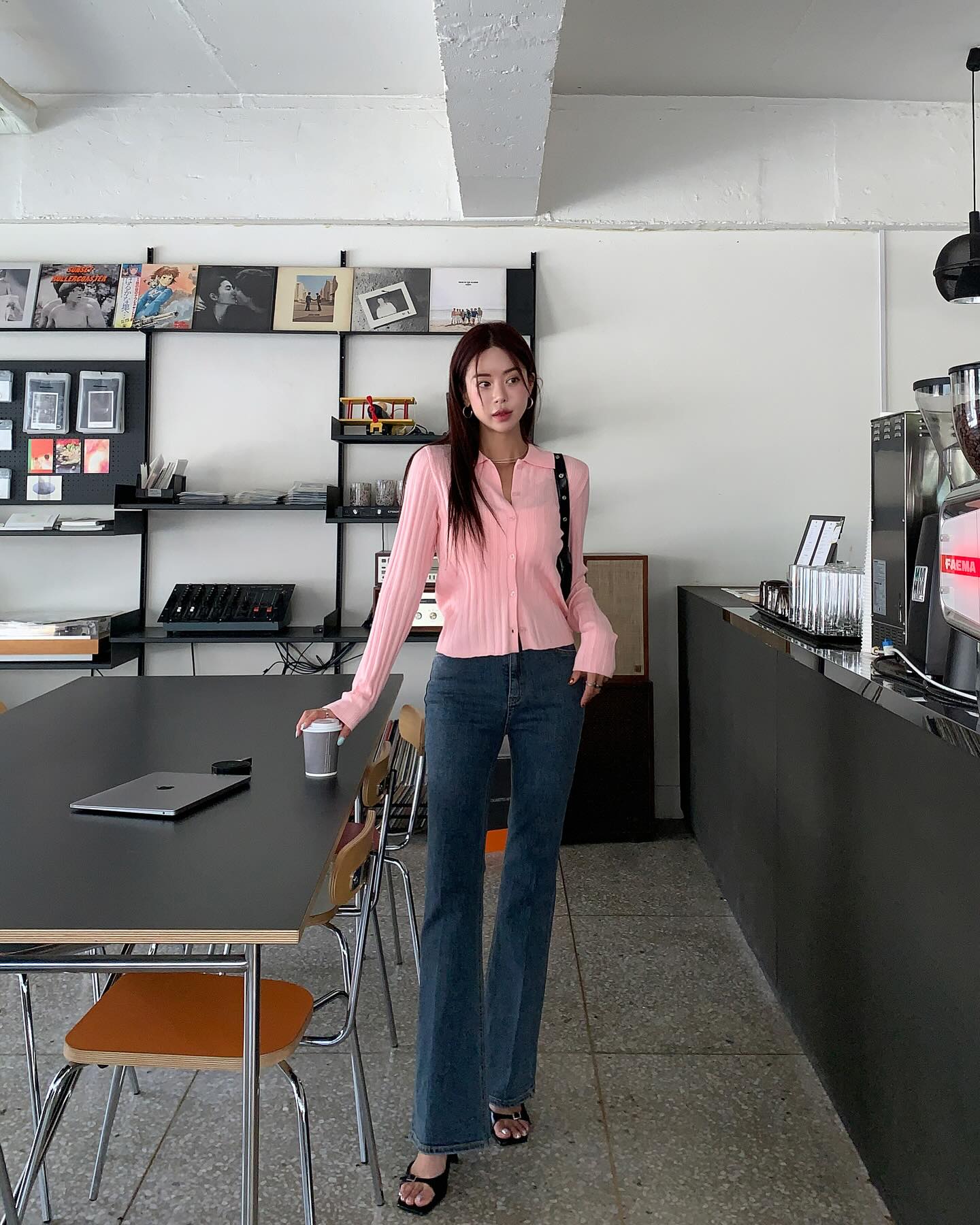 10 kiểu phối quần jeans trẻ trung chuẩn phong cách mùa xuân 10 kiểu phối quần jeans trẻ trung chuẩn phong cách mùa xuân