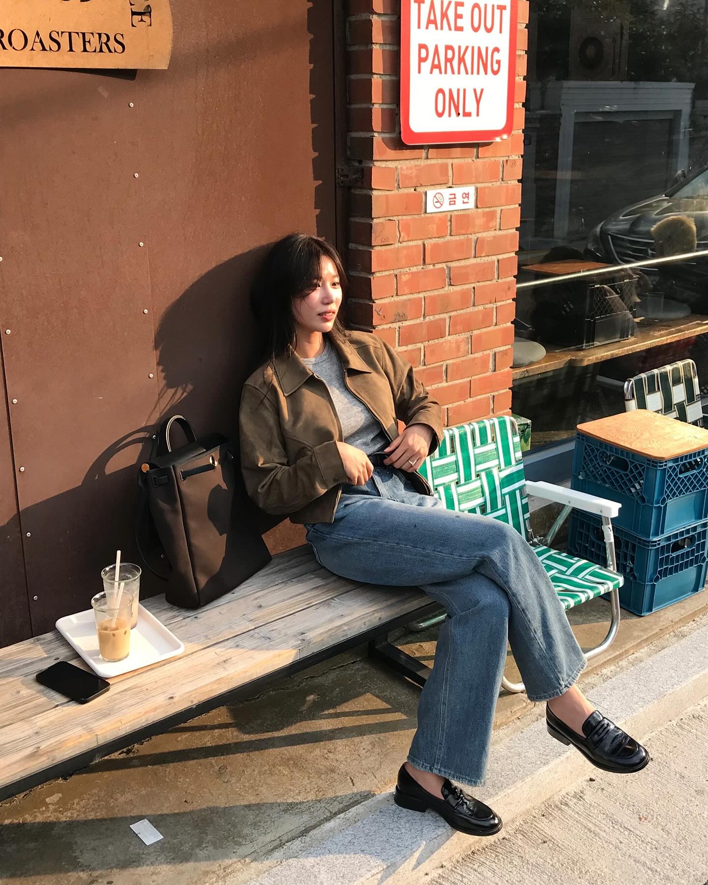 10 kiểu phối quần jeans trẻ trung chuẩn phong cách mùa xuân 10 kiểu phối quần jeans trẻ trung chuẩn phong cách mùa xuân