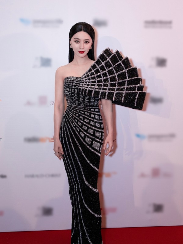 2 chiếc váy giúp Phạm Băng Băng tỏa sáng tại LHP Berlin 2025 2 chiếc váy giúp Phạm Băng Băng tỏa sáng tại LHP Berlin 2025