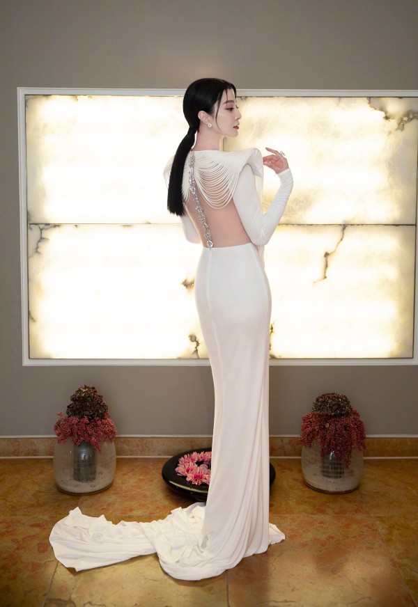 2 chiếc váy giúp Phạm Băng Băng tỏa sáng tại LHP Berlin 2025 2 chiếc váy giúp Phạm Băng Băng tỏa sáng tại LHP Berlin 2025