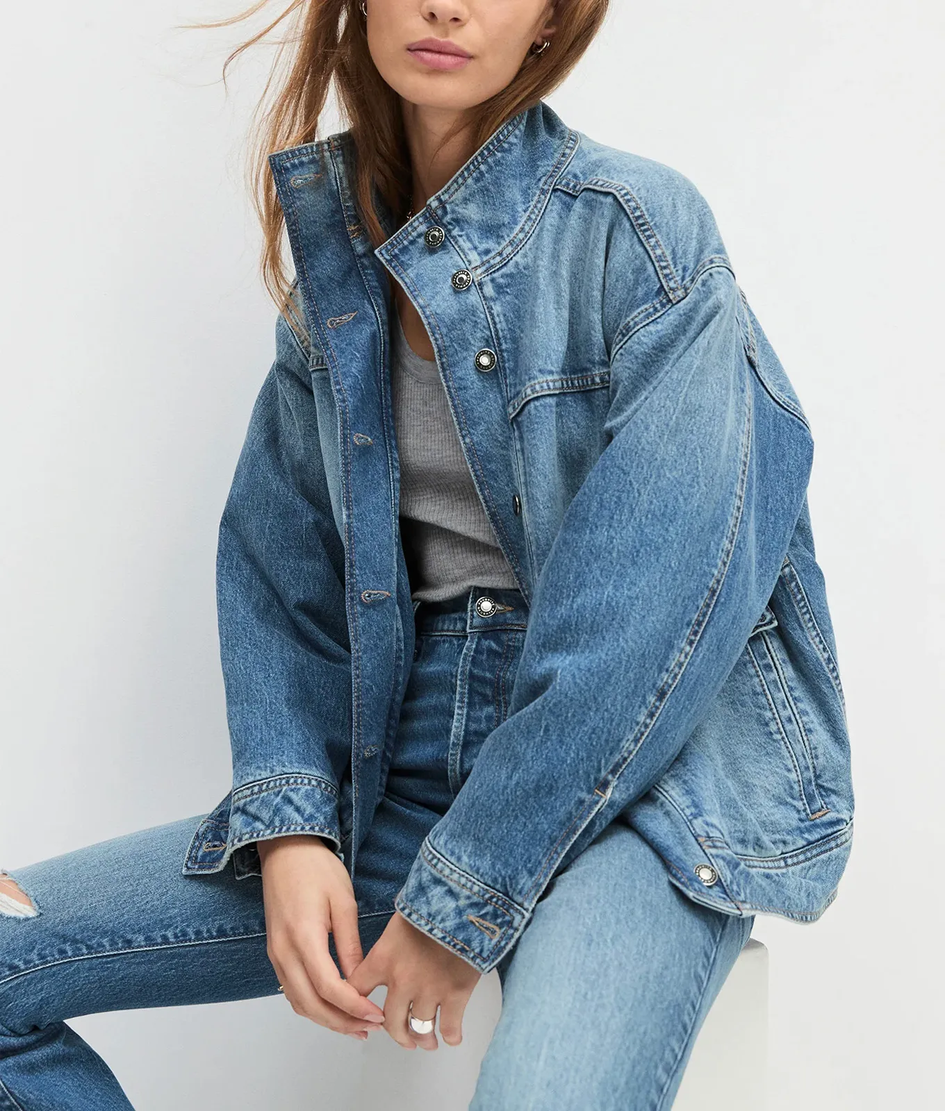 3 quy tắc diện áo khoác denim cần biết trong năm 2026