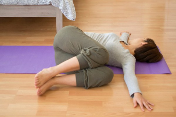 5 bài tập yoga trên giường trước khi ngủ giúp giảm cân