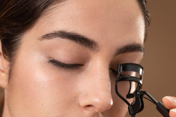 5 bí quyết trang điểm giúp đôi mắt trông to tròn, long lanh