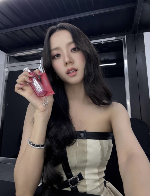 5 bước trang điểm ổi hồng ngọt ngào như Jisoo (Blackpink)