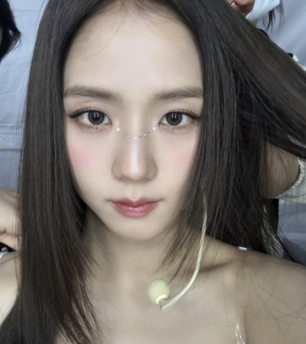 5 bước trang điểm ổi hồng ngọt ngào như Jisoo (Blackpink)