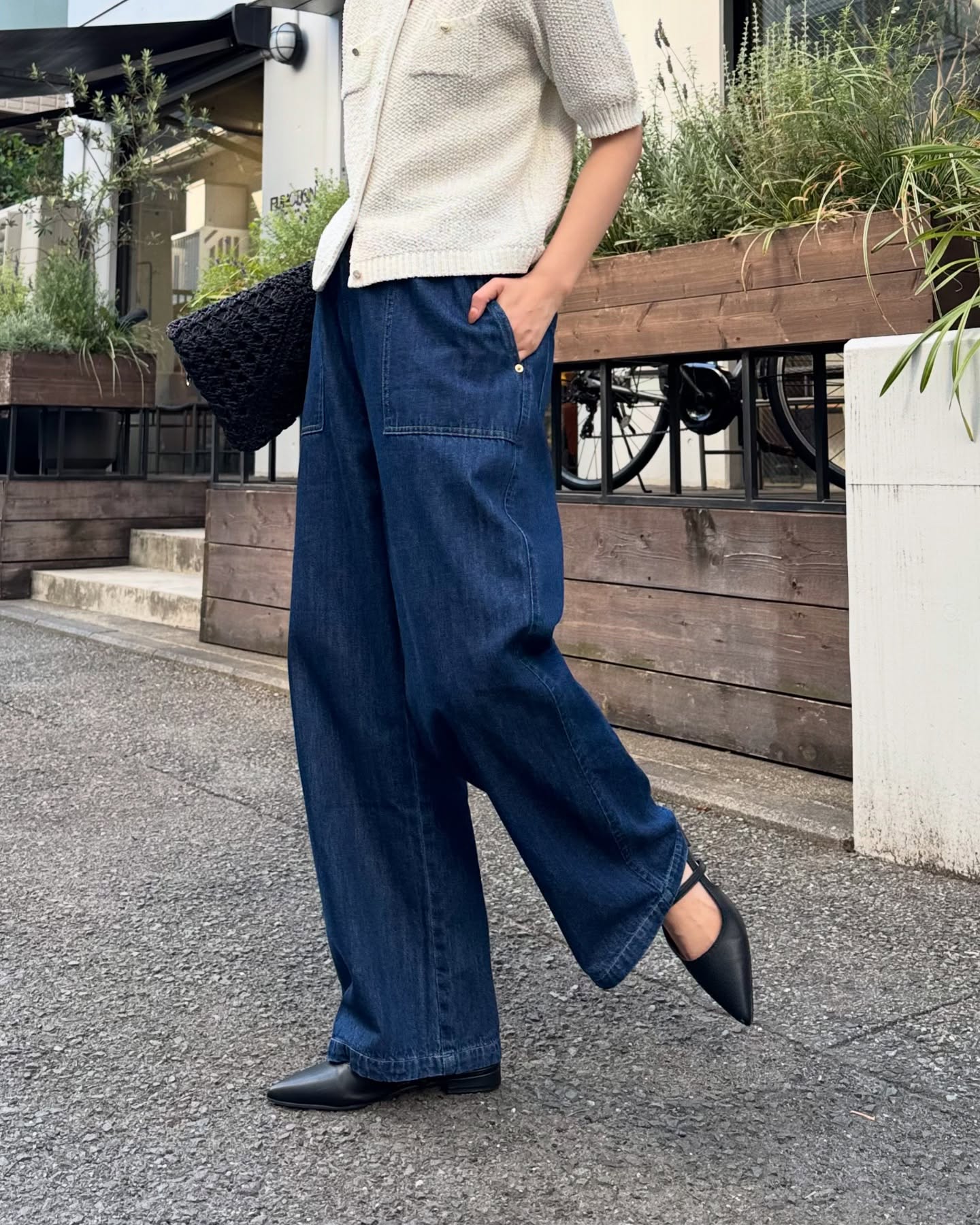 5 mẫu giày bệt phối cùng quần ống rộng thoải mái ngày hè