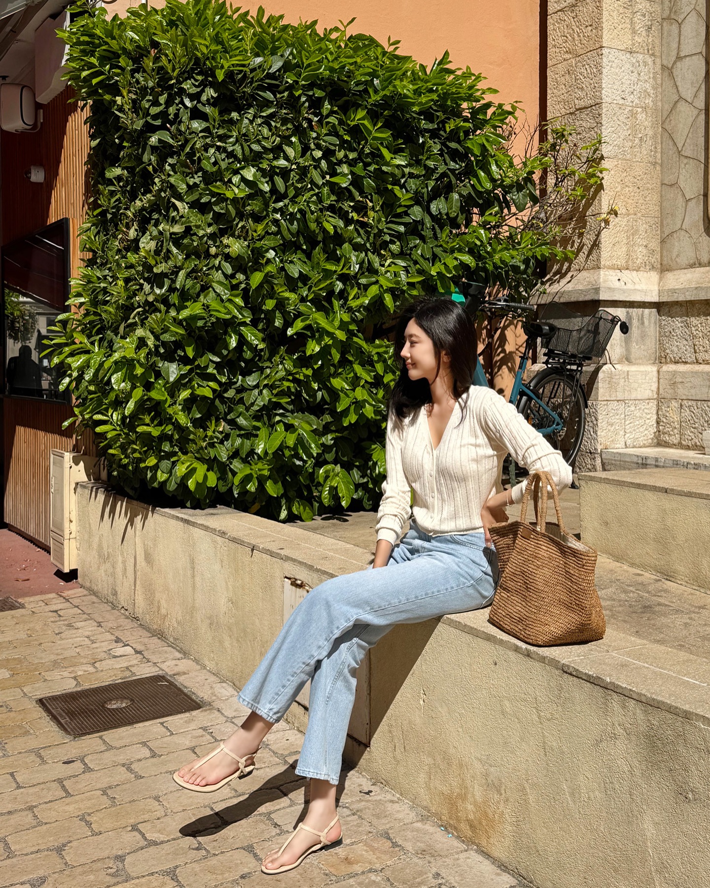 5 mẫu giày bệt phối cùng quần ống rộng thoải mái ngày hè