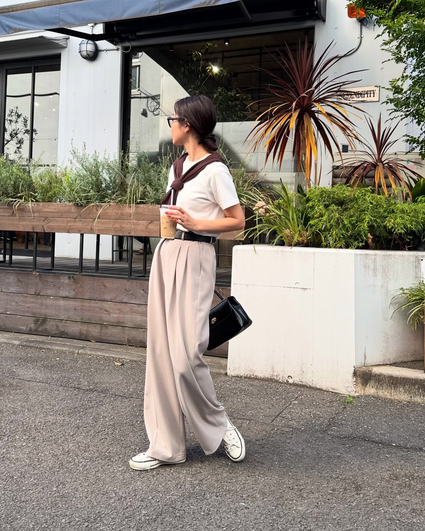 5 mẫu giày bệt phối cùng quần ống rộng thoải mái ngày hè