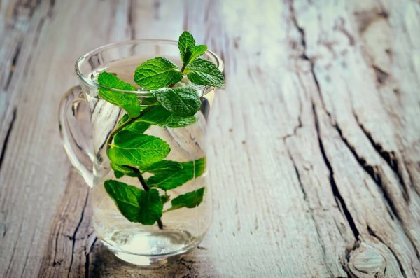 8 cách để tăng hương vị cho nước lọc giúp bạn uống được nhiều hơn 