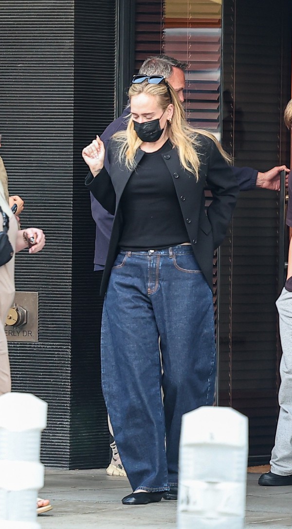 Adele, Dua Lipa lăng xê quần denim ống phồng, sắc xanh cobalt mùa hè