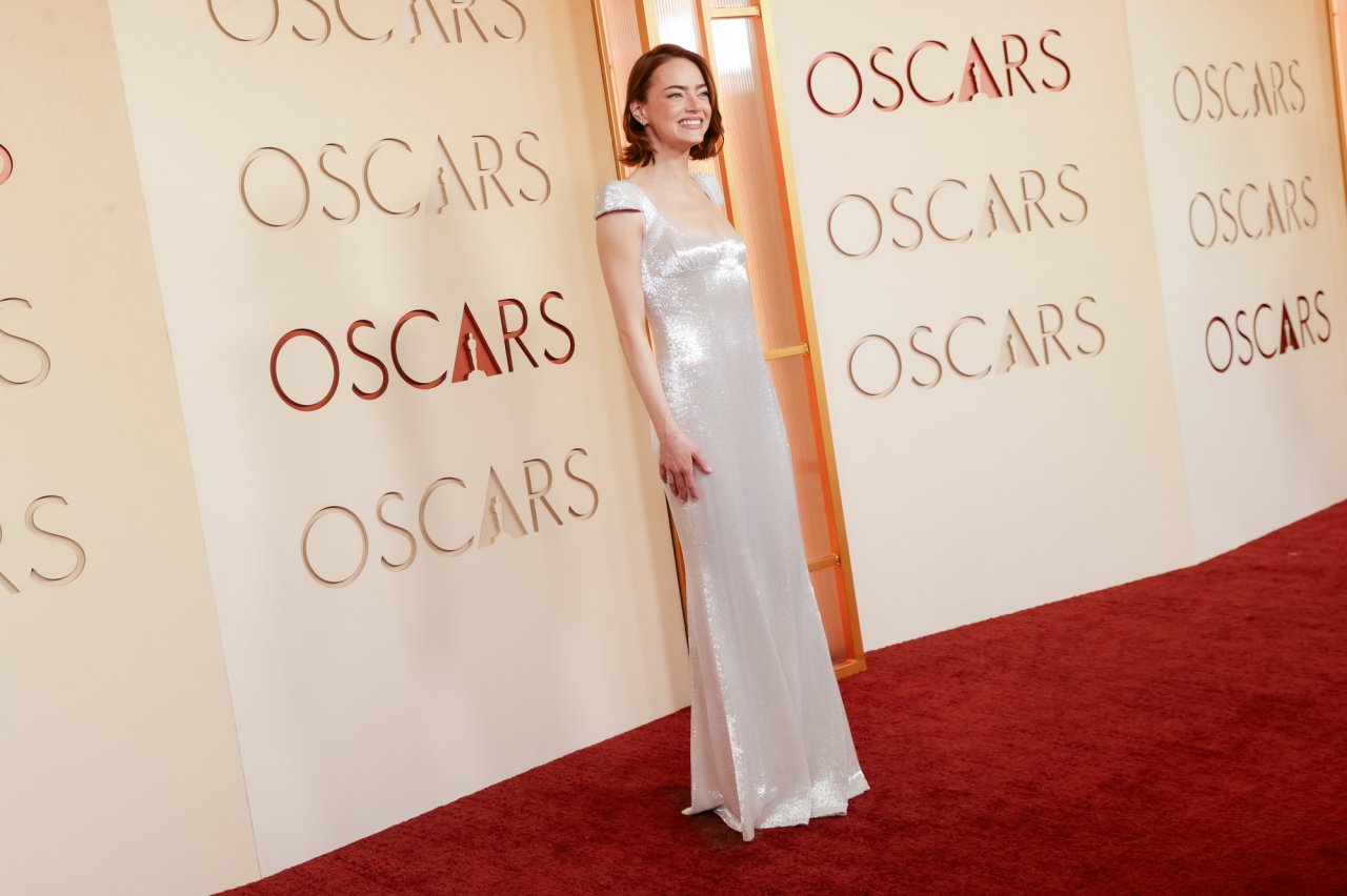 Anne Hathaway, Elle Fanning đẹp tựa công chúa trên thảm đỏ Oscar 2026