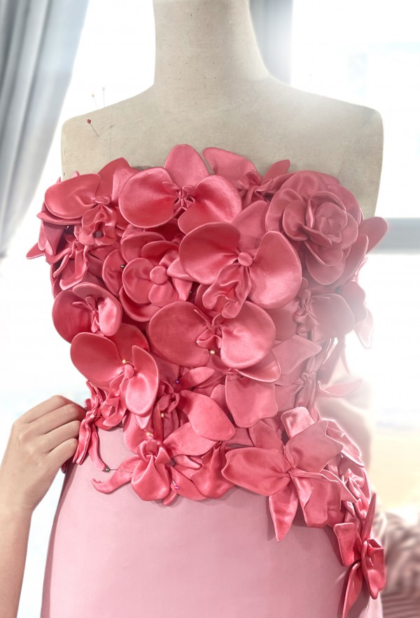 Ariana Grande diện váy hoa lan ngọt ngào của NTK Việt Ariana Grande diện váy hoa lan ngọt ngào của NTK Việt