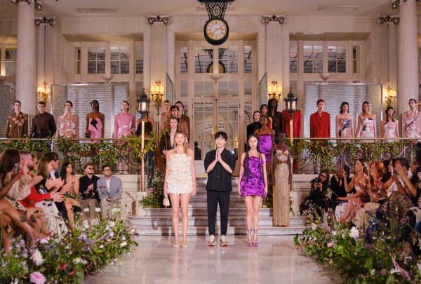 Ariana Grande diện váy hoa lan ngọt ngào của NTK Việt Ariana Grande diện váy hoa lan ngọt ngào của NTK Việt