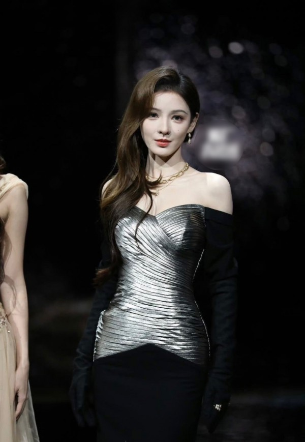 Bạch Lộc, Quan Hiểu Đồng, Trương Hinh Dư... so vai trần gợi cảm tại đêm hội Weibo 2026