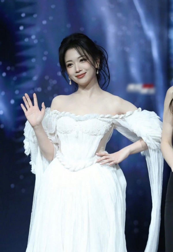 Bạch Lộc, Quan Hiểu Đồng, Trương Hinh Dư... so vai trần gợi cảm tại đêm hội Weibo 2026