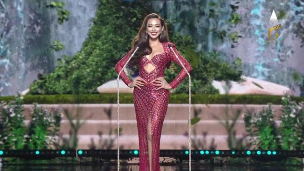 Bán kết Miss Grand International 2021: Thùy Tiên catwalk tự tin, hô tên vô cùng ấn tượng