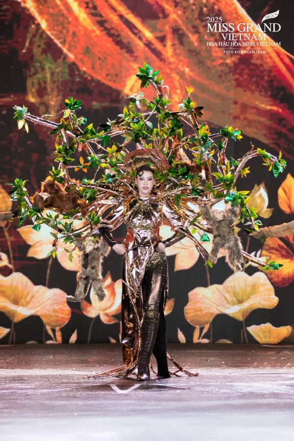 Bàn thờ, xe máy... vào trang phục tại Miss Grand Vietnam Bàn thờ, xe máy... vào trang phục tại Miss Grand Vietnam