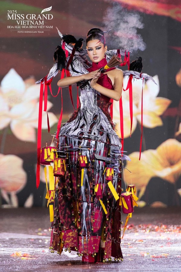 Bàn thờ, xe máy... vào trang phục tại Miss Grand Vietnam Bàn thờ, xe máy... vào trang phục tại Miss Grand Vietnam