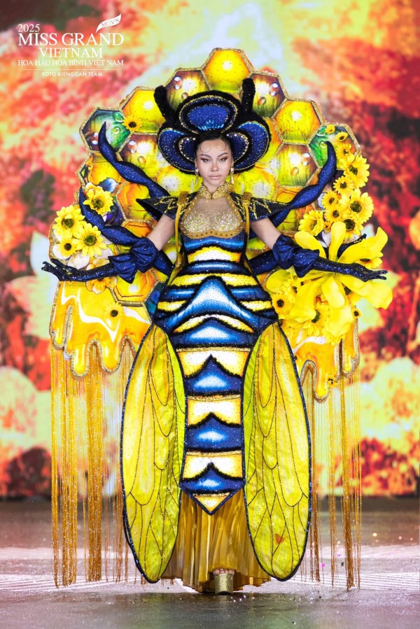 Bàn thờ, xe máy... vào trang phục tại Miss Grand Vietnam Bàn thờ, xe máy... vào trang phục tại Miss Grand Vietnam