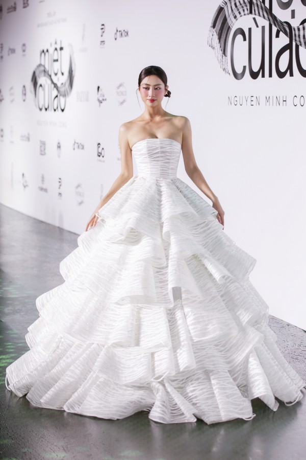 Bánh tráng rế, mứt dừa, bánh khọt... lên sàn diễn thời trang