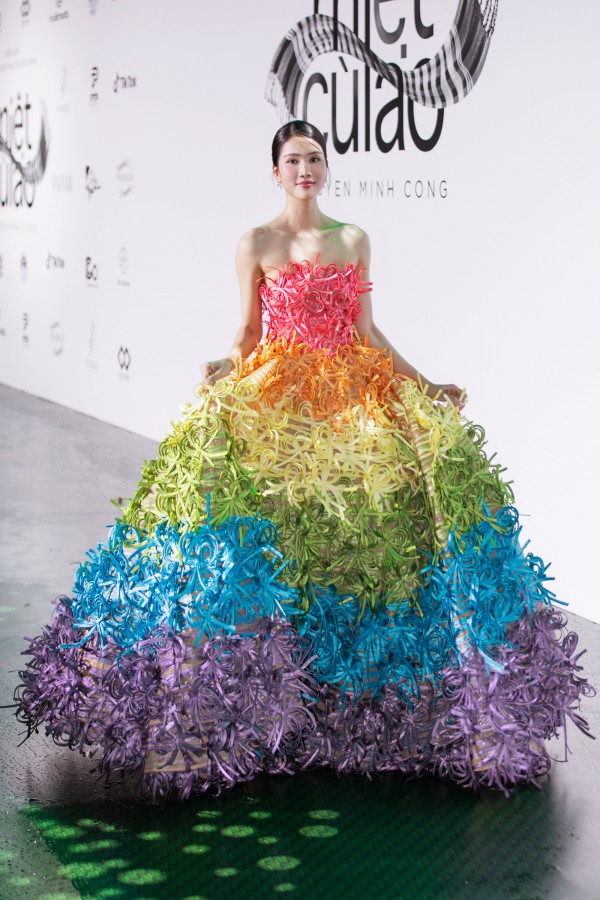 Bánh tráng rế, mứt dừa, bánh khọt... lên sàn diễn thời trang