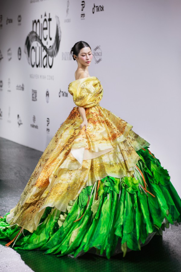 Bánh tráng rế, mứt dừa, bánh khọt... lên sàn diễn thời trang