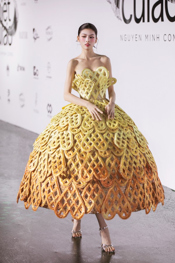 Bánh tráng rế, mứt dừa, bánh khọt... lên sàn diễn thời trang