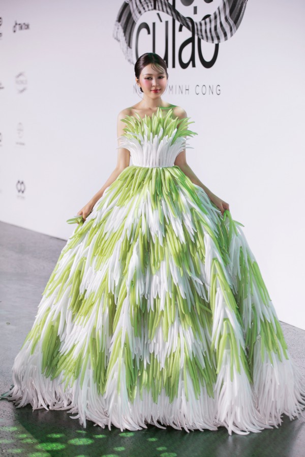 Bánh tráng rế, mứt dừa, bánh khọt... lên sàn diễn thời trang