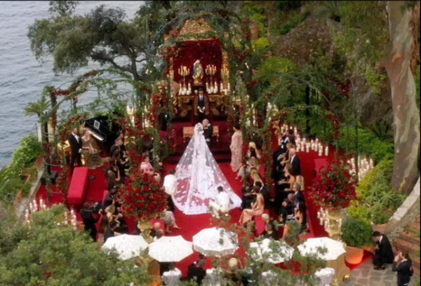 Bất ngờ trước ý tưởng tạo nên bộ váy cưới của Kourney Kardashian từ nhà mốt Dolce & Gabbana